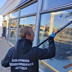 Vinduespudsning af erhvervsbygning