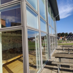Vinduespudsning af glasbygning
