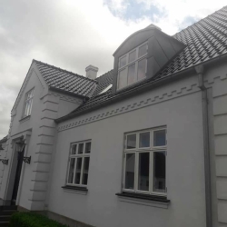 Vinduespudsning af hvid hus
