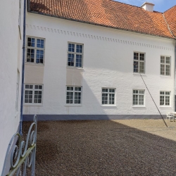 Vinduespudsning af hvidt slot