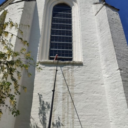 Vinduespudsning af kirke