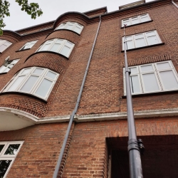 Vinduespudsning af lejlighedskompleks