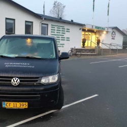 Vinduespudsning af sportshal