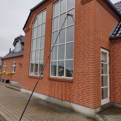 Vinduespudsning af store vinduespaneler