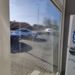 Vinduespudsning hos bilforhandler