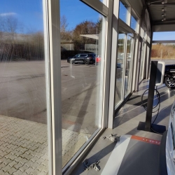 Vinduespudsning hos bilforhandler