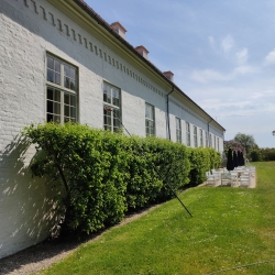Vinduespudsning af hvidt hus