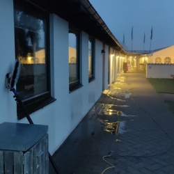 Vinduespudsning om aftenen