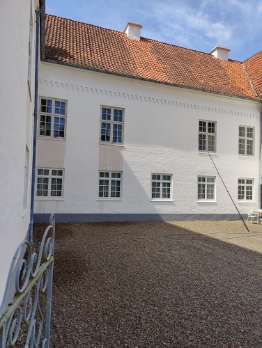 Vinduespudsning af hvidt slot