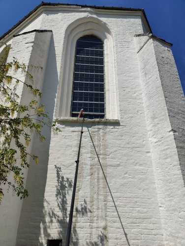Vinduespudsning af kirke