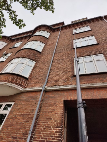 Vinduespudsning af lejlighedskompleks