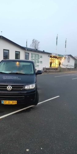 Vinduespudsning af sportshal