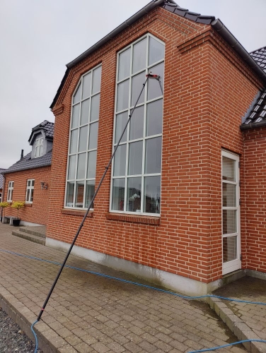 Vinduespudsning af store vinduespaneler