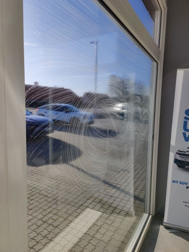 Vinduespudsning hos bilforhandler