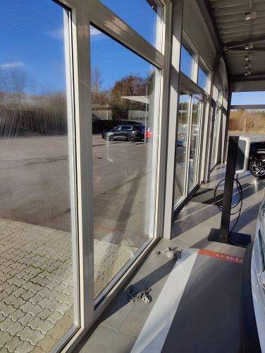 Vinduespudsning hos bilforhandler