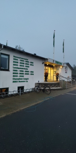 Vinduespudsning hos sportshal